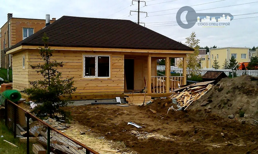 Баня из бруса с четырехскатной крышей