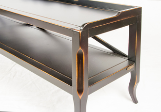 Консоль под ТВ и технику двухуровневая.