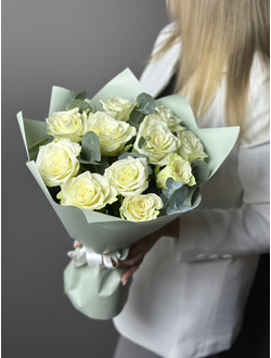 Букет из 11  белых роз с ароматным эвкалиптом