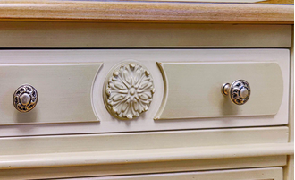 Тумба прикроватная с резным декором и на резных ножках.