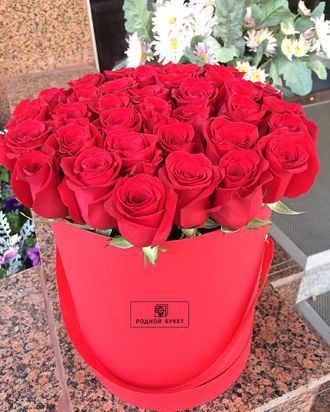 Шляпная коробка из 35 красных роз №64