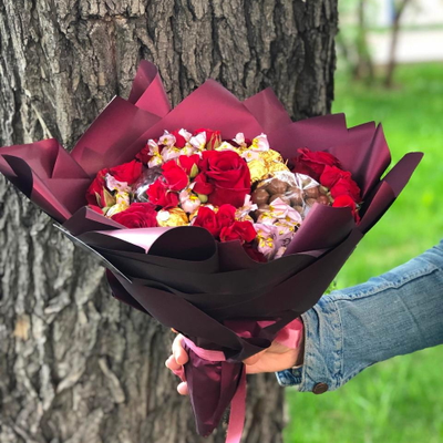 Букет с шоколадными конфетами и кофе