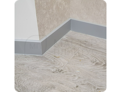 Плинтус ХДФ Dollken Cubu Flex Life 80мм Х 2,5 м 1012/1202 Серый в интерьере 1