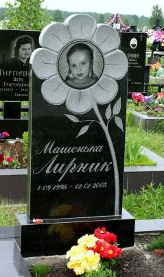 Детский памятник дочери с цветком