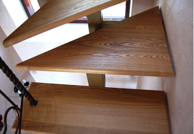 л-51. кованое ограждение, столбы "косичка." ступени - массив бука. металлический поручень