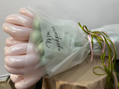 Букет из шаров в упаковке с надписью 7 тюльпанов