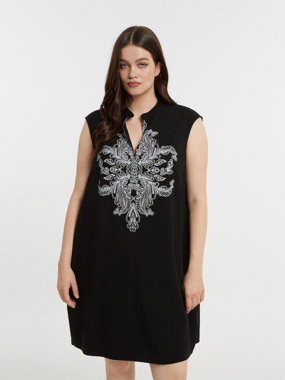 Платье черное с вышивкой