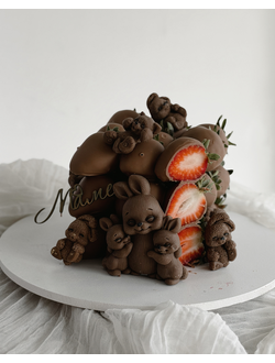 Торт из клубники в шоколаде с фигурками