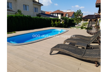 Террасы у бассейнов