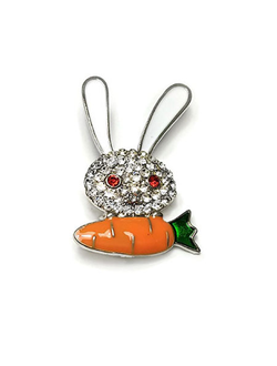 (АРТИКУЛ: 8949/70) БРОШКА ЖЕНСКАЯ, НЕБОЛЬШАЯ, "КРОЛИК С МОРКОВКОЙ", МЕТАЛЛ, ЭМАЛЬ, СТРАЗЫ