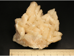 Стильбит, сросток кристаллов, Индия (75*65*45 мм, 177 г) №28815