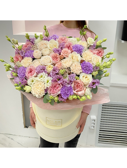 Букет в шляпной коробке микс цветов MAXI №4