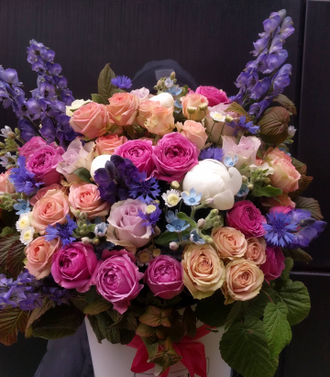 Оригинальная большая коробка с цветами: дельфиниум, пионовидные розы, кустовые розы, сиреневые розы