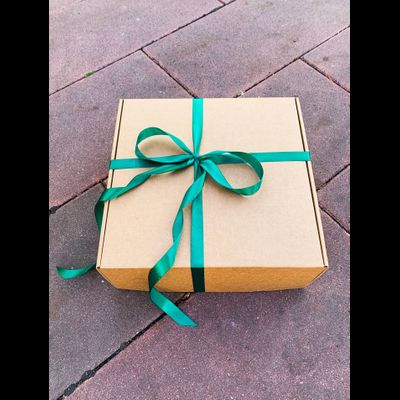 2 штуки - Подарочная коробка с наполнителем КРАФТ и зеленой лентой (32x32x12 см)