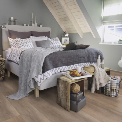 Виниловый пол Wineo 600 Wood XL NewYorkLoft RLC197W6 в интерьере комнаты