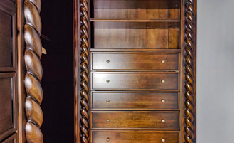 Встроенная резная гардеробная комната из массива дерева.