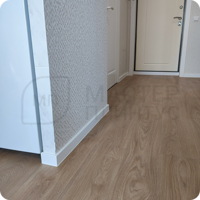 Плинтус ХДФ Dollken Cubu Flex Life 60мм Х 2,5 м Белый RAL 9003 в интерьере 6