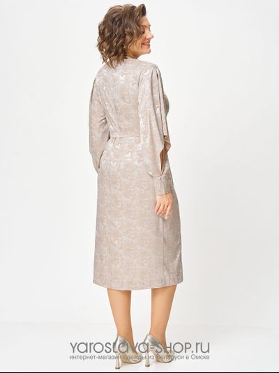 Женское изящное платье полуприлегающего силуэта в бежевом цвете