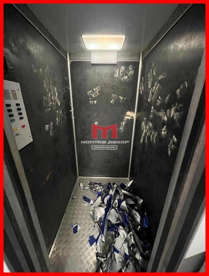 Сначала выполняется демонтаж старой плёнки и подготовка поверхности к оклейке