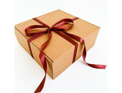 Подарочная коробка GILEV 32x32x12см с наполнителем и коричневой лентой