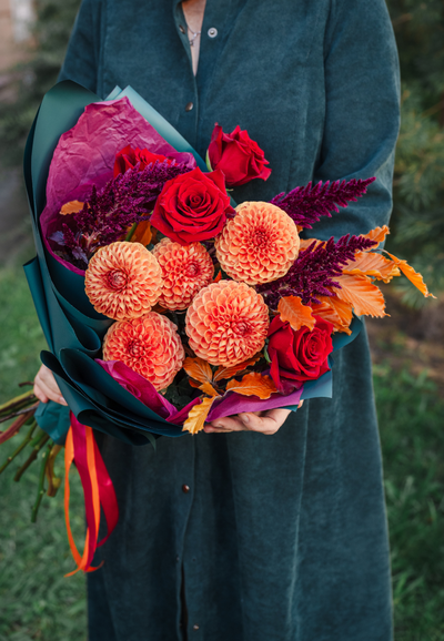 Букет с оранжевыми георгинами