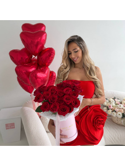 Букет в шляпной коробке «LOVE IS»