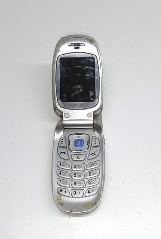 Неисправный телефон Samsung SGH-E300 (нет АКБ, нет задней крышки, не включается)