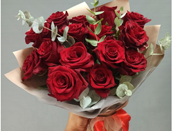 Букет из 15 красных роз и эвкалипта "Алая любовь"