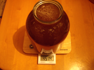 В стеклянную 3-х литровую банку умещается 4,5 килограмма мёда