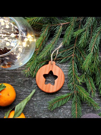 Елочная игрушка из бука  "Шар со звездой"