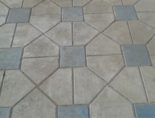 Тротуарная плитка с отложениями цемента и бетона до очистки