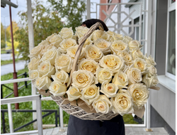 Корзина с пионовидной одноголовой розой "Кэндилайт"