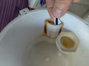 кулер для воды,засорился бумагой от крышек бутылей водовозов