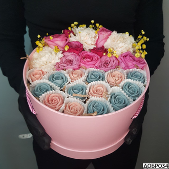 Коробка с шоколадными розами и цветами «Челси» фото2