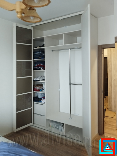 Шкаф встроенный со складными дверями и распашной створкой