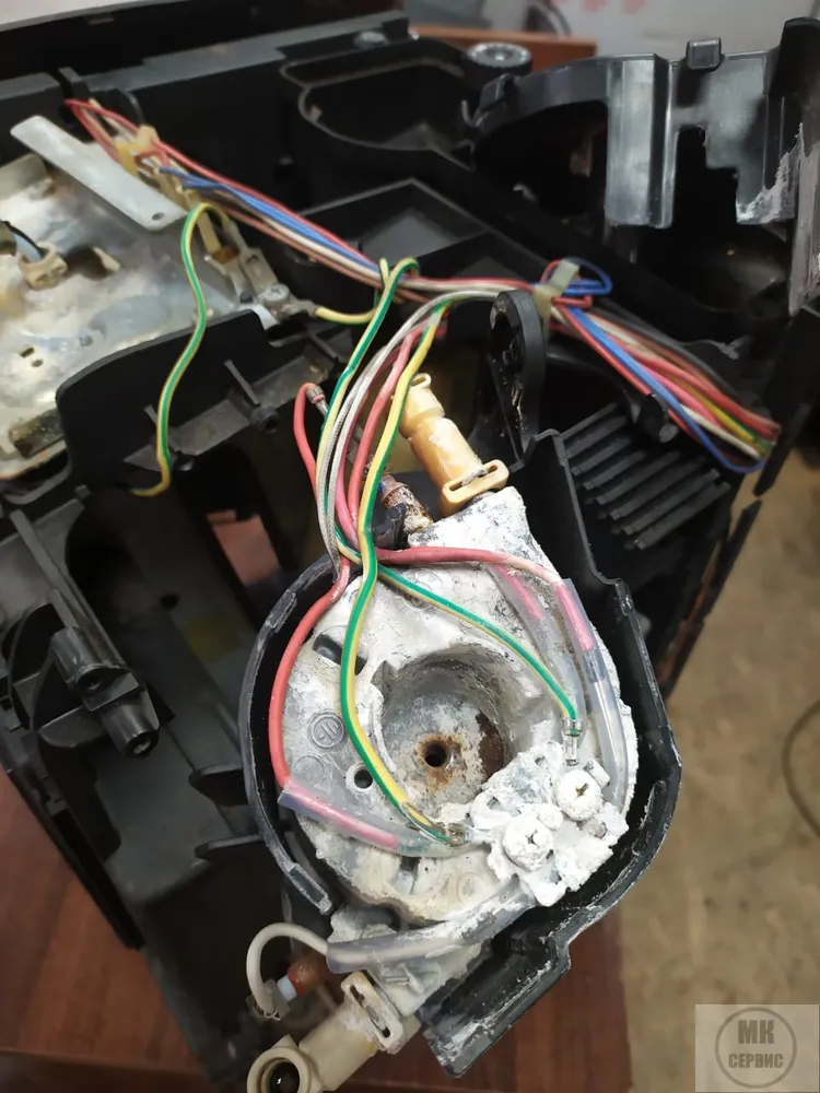 Соединения бойлера текут, из-за этого сам бойлер в известковом налете и ржавчине. Требуется замена соединений и чистка бойлера. Так же рекомендуем сделать техническое обслуживание кофемашины