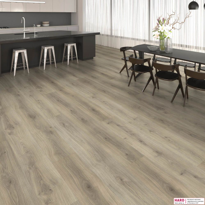 Декор ламината Haro Дуб Эмилия Вельвет Серый 540271 в интерьере гостиной