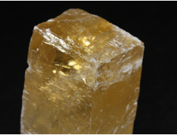 Кальцит оптический золотистый (исландский шпат), скол по спайности, Бразилия (46*30*21 мм, 66 г) №38301