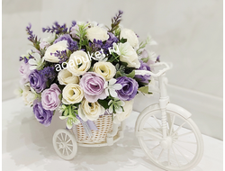 Композиция из искусственных цветов Велосипед белый с фиолетовым  № М023.  Размер 30*23 см.