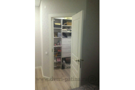 Дверь с патиной с одной стороны.