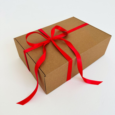 Подарочная коробка GILEV 37х26х12см с наполнителем и красной лентой