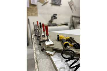 Фиксируем на шпильки, крепко стягиваем струбцинами и оставляем до высыхания клея.