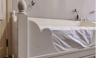 Кровать-кушетка с выдвижными ящиками и спинкой.