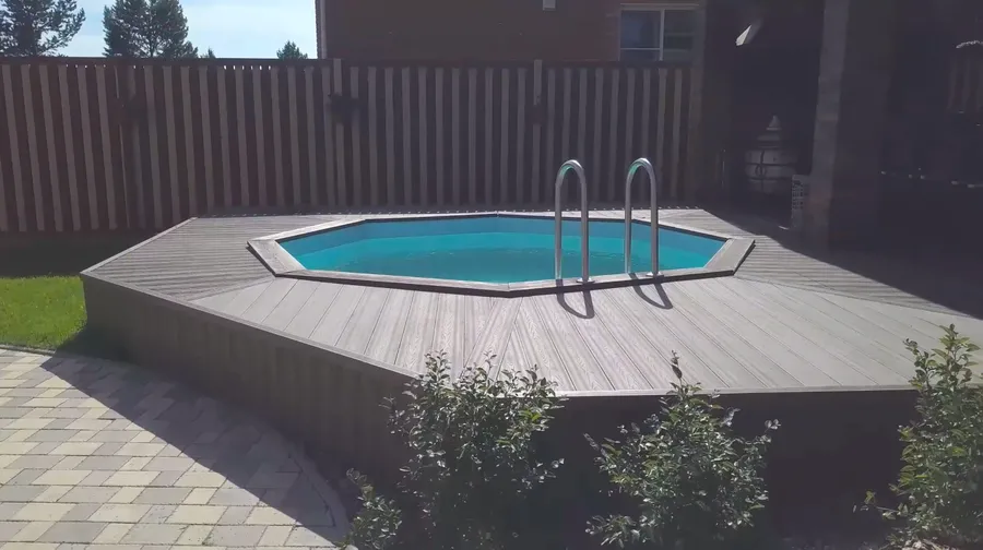 Бассейн выполнен по индивидуальным размерам заказчика. Чаша была частично погружена в землю и "обшита" деревянной террасой. В гидроизоляции и отделке бассейна была использована однотонная ПВХ пленка "Голубая".