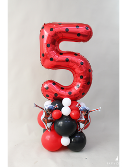 Стойка с красной цифрой в горошек  леди баг