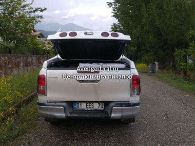 Крышка Grandbox со светодиодными задними фонарями на Toyota Hilux