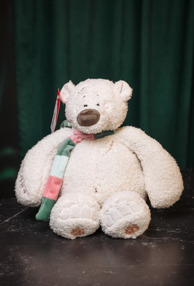 Плюшевый медведь с шарфом