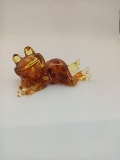 Лягушка лежит