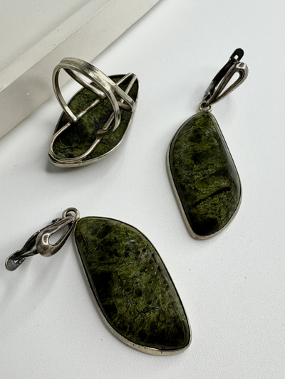 Серьги и кольцо из змеевика