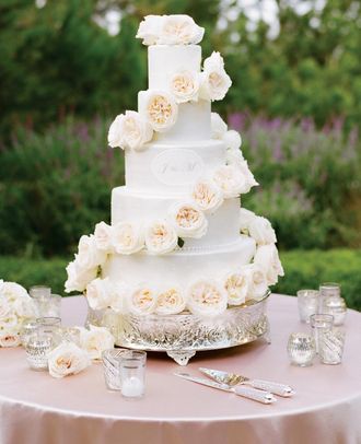 Свадебный торт с белыми цветами